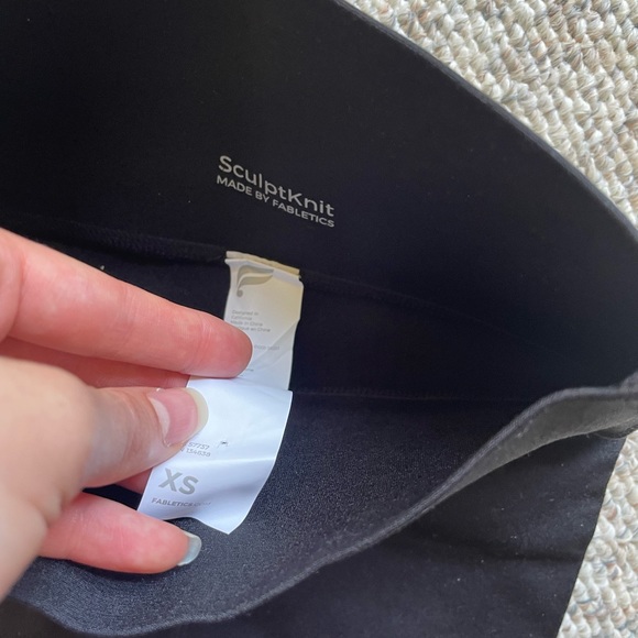Xs black sculpt knit Fabletics leggings - Picture 2 of 2